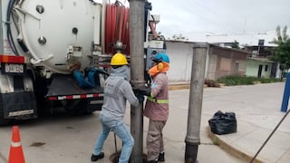 Piura: Hallan prendas de vestir y plástico en buzones de desagües en Chulucanas