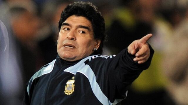 Maradona arremete contra Pelé y Beckenbauer por apoyar sanción a Suárez