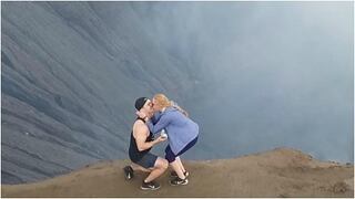 Joven le pide matrimonio a su pareja durante visita a un volcán activo (VIDEO)