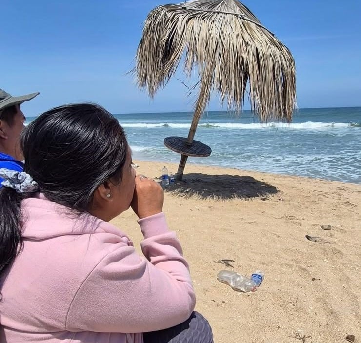 Madre suplica que mar le devuelva a su hijo ahogado en playa