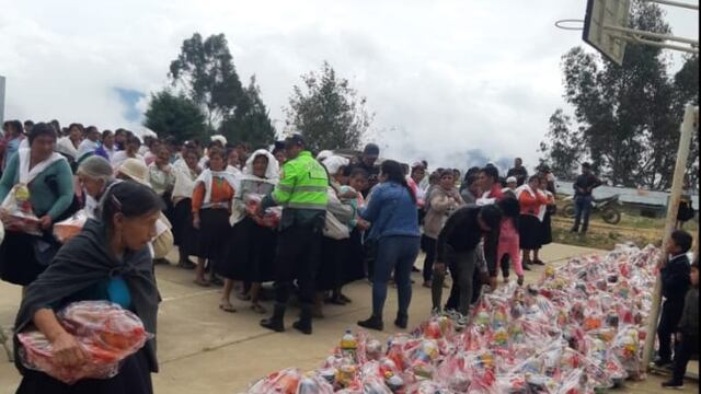 Policías regalan cientos de canastas llenas de víveres a madres de Panaococha, en Huánuco