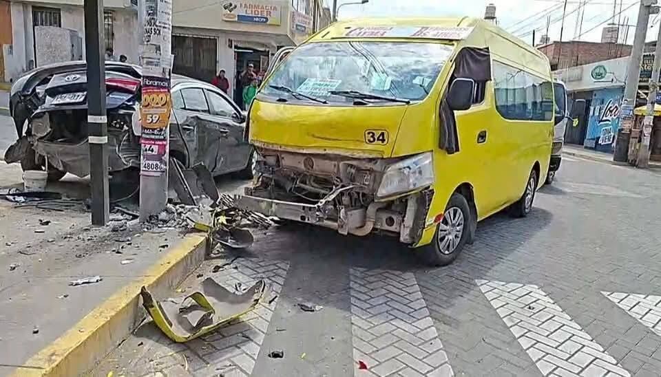 La combi que lleva el color de la empresa Transcayma chocó con un auto