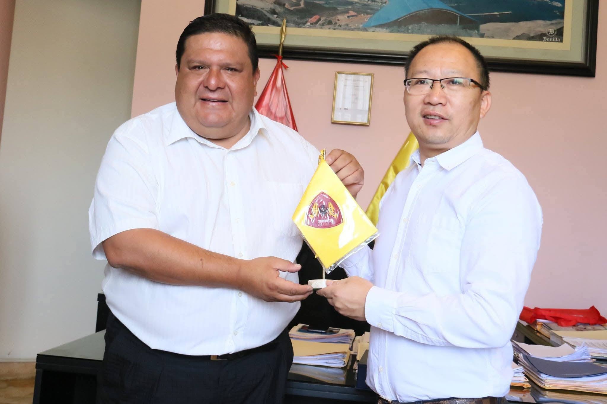 Empresario Zhihua Yang también se reunió con exalcalde de Santa para obtener contratos. Foto: Municipalidad del Santa.