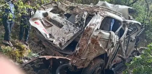 La unidad de transporte de pasajeros terminó completamente destruida en una zona de difícil acceso. Equipos de rescate trabajaron durante varias horas para recuperar los cuerpos de las víctimas. (Imagen: Andina)