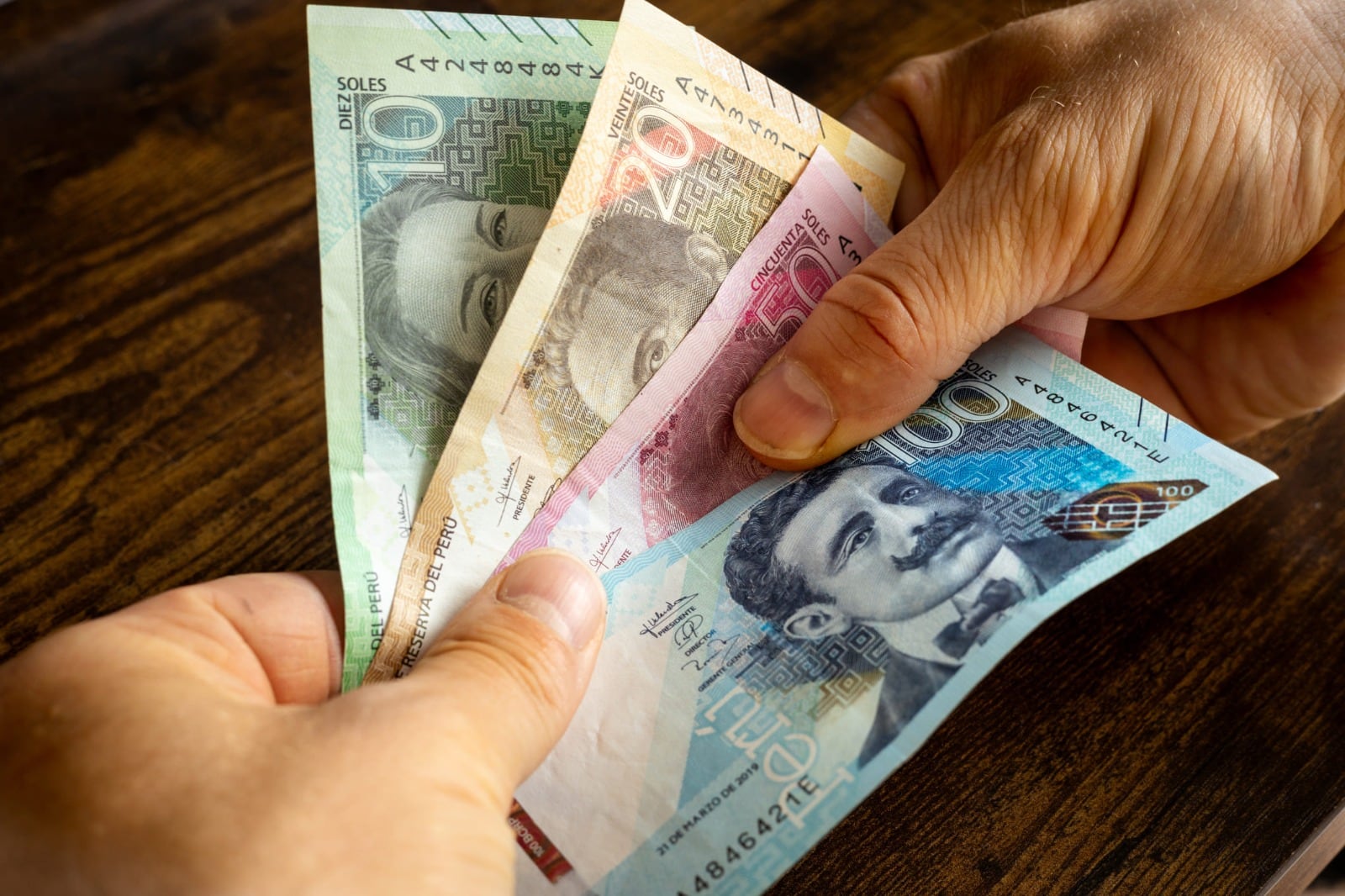 El 62,9 % de los peruanos mayores de edad tenía alguna cuenta en el sistema financiero en el primer trimestre de 2026, según el INEI. Ahorro, manejo de deudas, inversión y protección son algunas de las claves para quienes comienzan a generar ingresos.