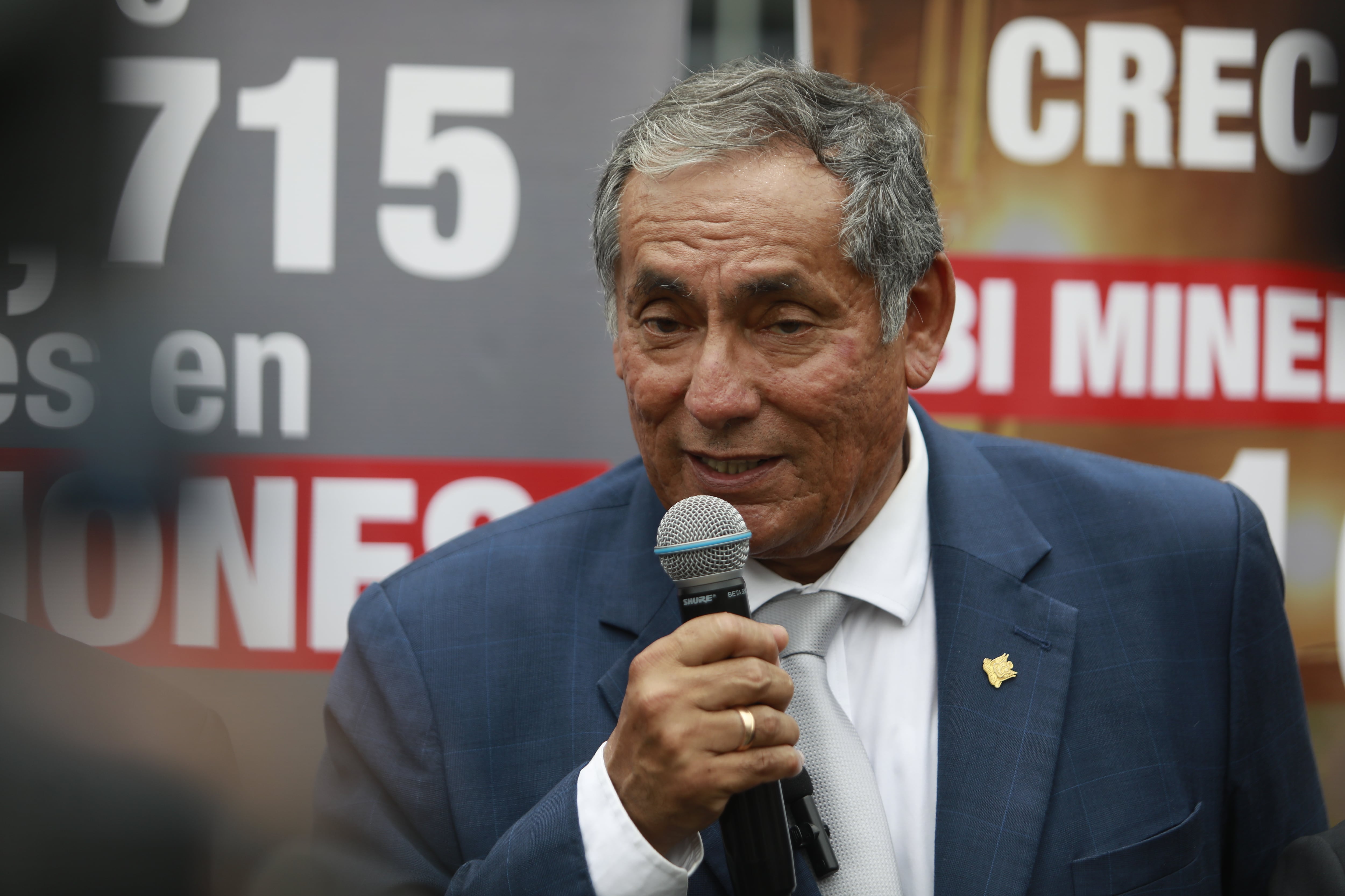 Ministro de Energía y Minas, Óscar Vera, no negó la autenticidad de los chats donde le pidió a allegados a votar en una encuesta para favorecerlo. (Foto: Julio Reaño/El Comercio).