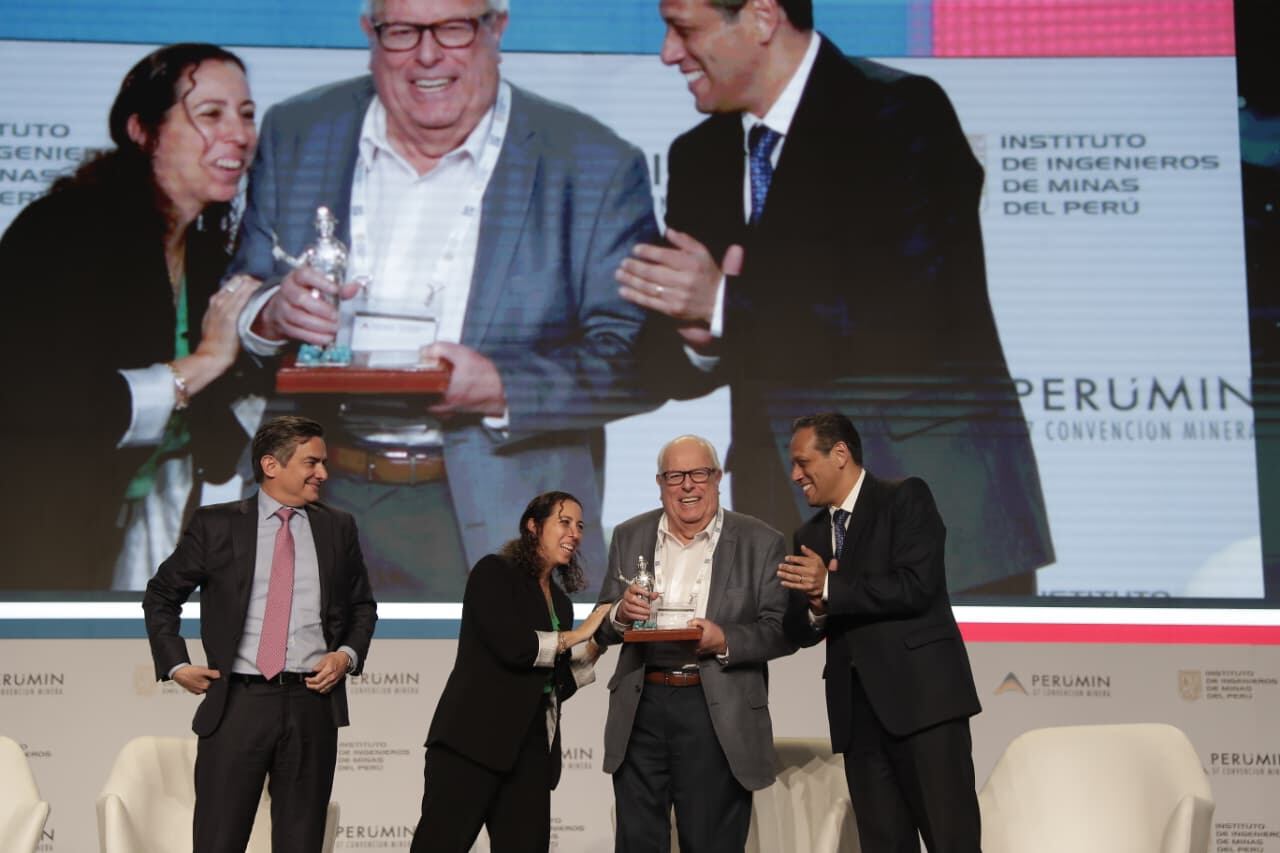 Julio Velarde se presentó en el último día de la Cumbre Minera de PERUMIN 37 y recibió el reconocimiento de sus organizadores. | Foto: Hugo Pérez