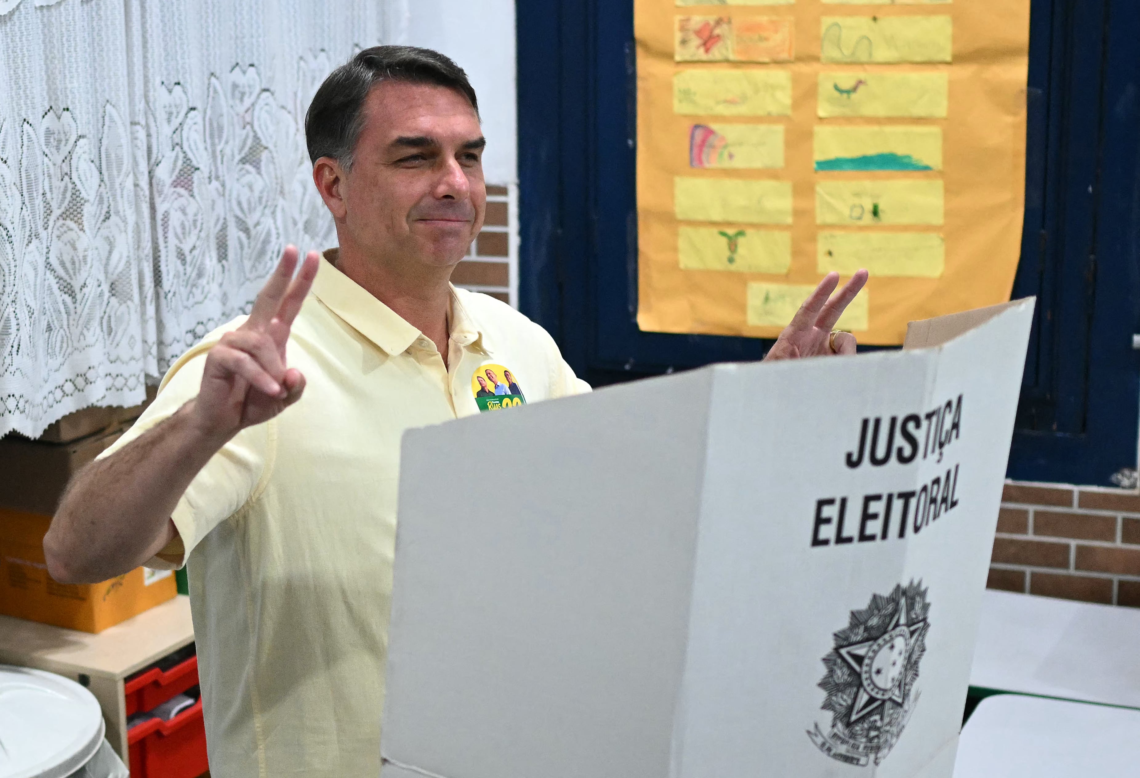 El senador conservador lidera los primeros resultados de la elección presidencial. El conteo sigue en marcha y los porcentajes pueden variar conforme avanza la totalización oficial. (Foto de Mauro PIMENTEL / AFP).