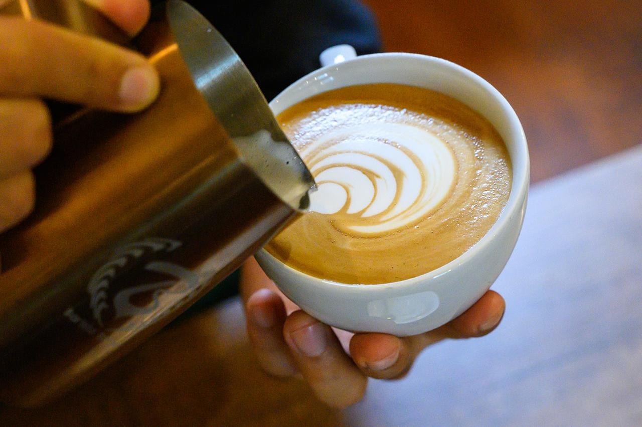 En Santa Beatriz funciona un espacio dedicado a la formación de profesionales y aficionados al café. Su propuesta combina aulas, laboratorio, tostado, catación y una cafetería de especialidad.