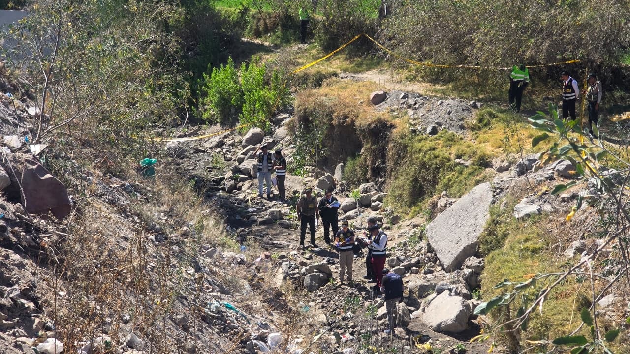 Joven de aproximadamente 30 años fue hallado sin vida en una torrentera del distrito de Paucarpata. (Foto: Yunsu Pariapaza/@photo.gec)