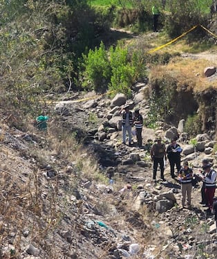 Joven de aproximadamente 30 años fue hallado sin vida en una torrentera del distrito de Paucarpata. (Foto: Yunsu Pariapaza/@photo.gec)