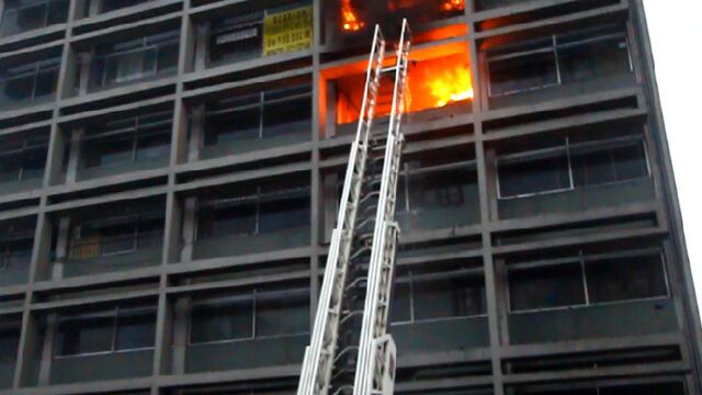 Millonarias pérdidas dejó incendio en un edificio del Cercado de Lima (Video)