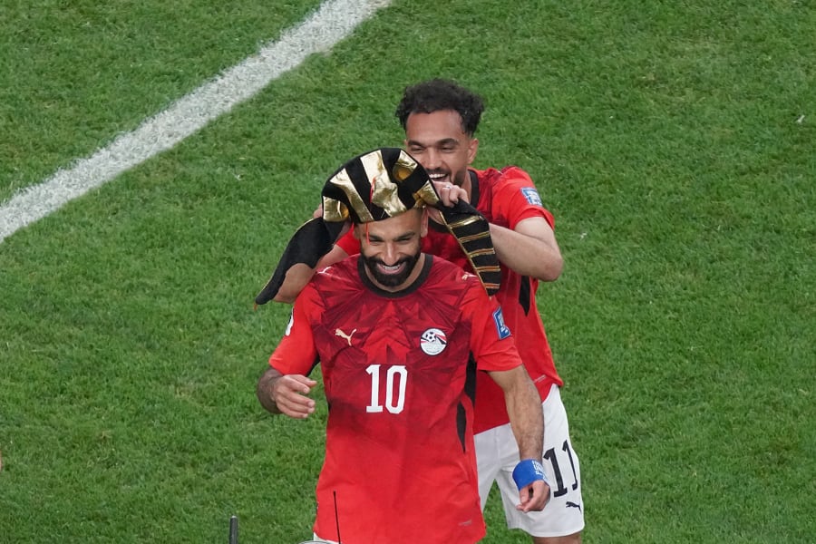 AMDEP7991. ARLINGTON (ESTADOS UNIDOS), 03/07/2026.- Mohamed Salah (i) de Egipto celebra este viernes, al final del partido de dieciseisavos de final del Mundial de la FIFA 2026 entre Australia y Egipto en el estadio AT&T en Arlington (EE.UU.). EFE/ Kenneth Fernandez