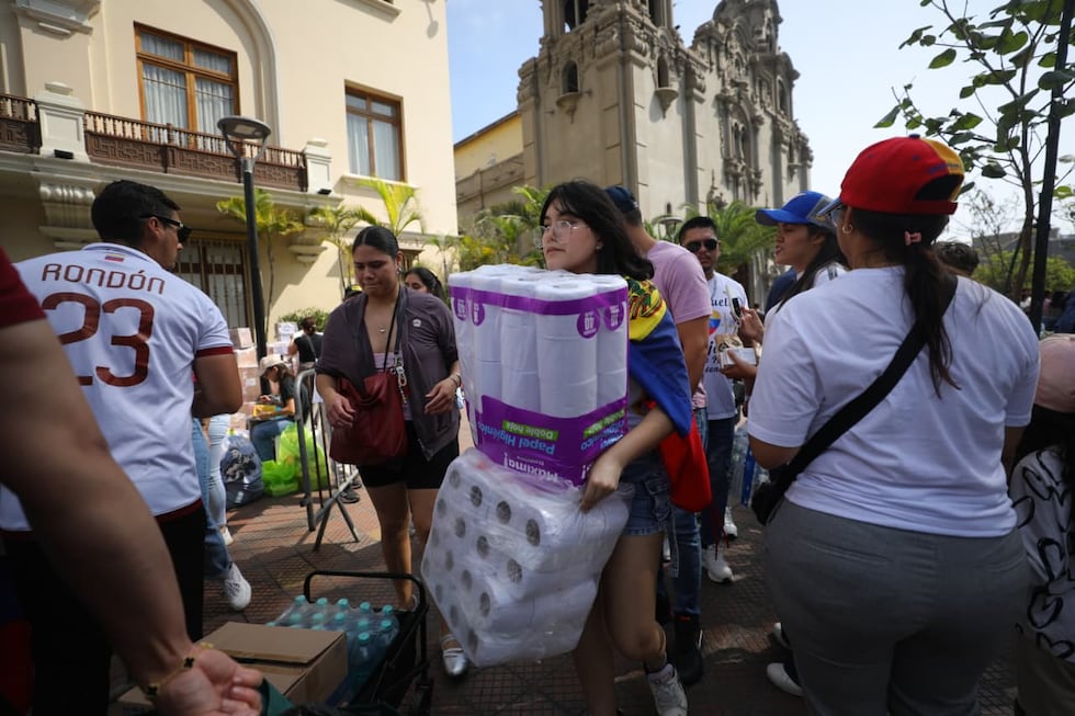 Cientos de ciudadanos participan en la campaña de acopio de alimentos, medicinas y artículos de primera necesidad para los damnificados en Venezuela