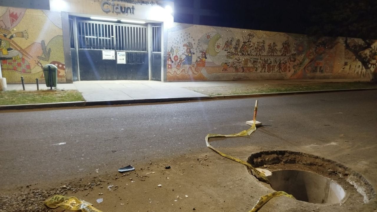 Accidente ocurrió en la avenida Jesús de Nazareth. Familiares del herido indicaron que orificio no estaba señalizado.