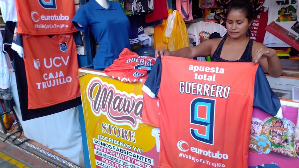 Comerciantes en la ciudad de Trujillo confían en que la gente siga adquiriendo el polo de la UCV con la "9" de Paolo Guerrero. (Foto: Alex Martínez)