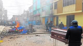 Familiares de vigilante asesinado queman cantinas informales en Juliaca