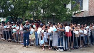 Piura: Cientos de seguidores de Armonía 10 llegan a la vivienda de Paul Flores para darle el último adiós