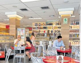 En esta nueva etapa, Rovegno de Arenales es regentada por el cocinero Moma Adrianzén, quien apoyado por la familia que da nombre a la marca, reabre sus puertas