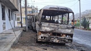 Ventanilla: Incendio consumió dos vehículos de transporte público de la empresa Vipusa