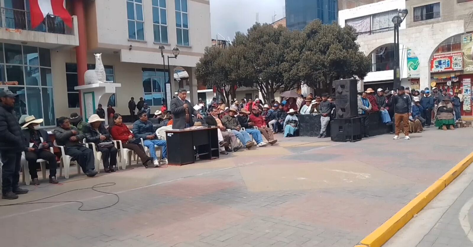 La autoridad edil dio explicaciones a la población de Carabaya. Foto/Captura de Video.