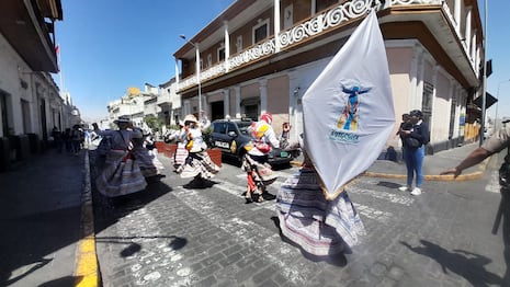 Pasacalle en el Cercado de Arequipa por el Día Mundial del Turismo (VIDEO)
