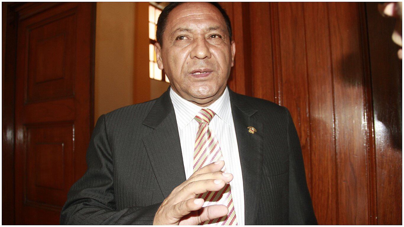 Lamenta que los estados de emergencia decretados por el Ejecutivo no den resultados positivos y cuestiona que el gobernador César Acuña esté más interesado en viajar a China.