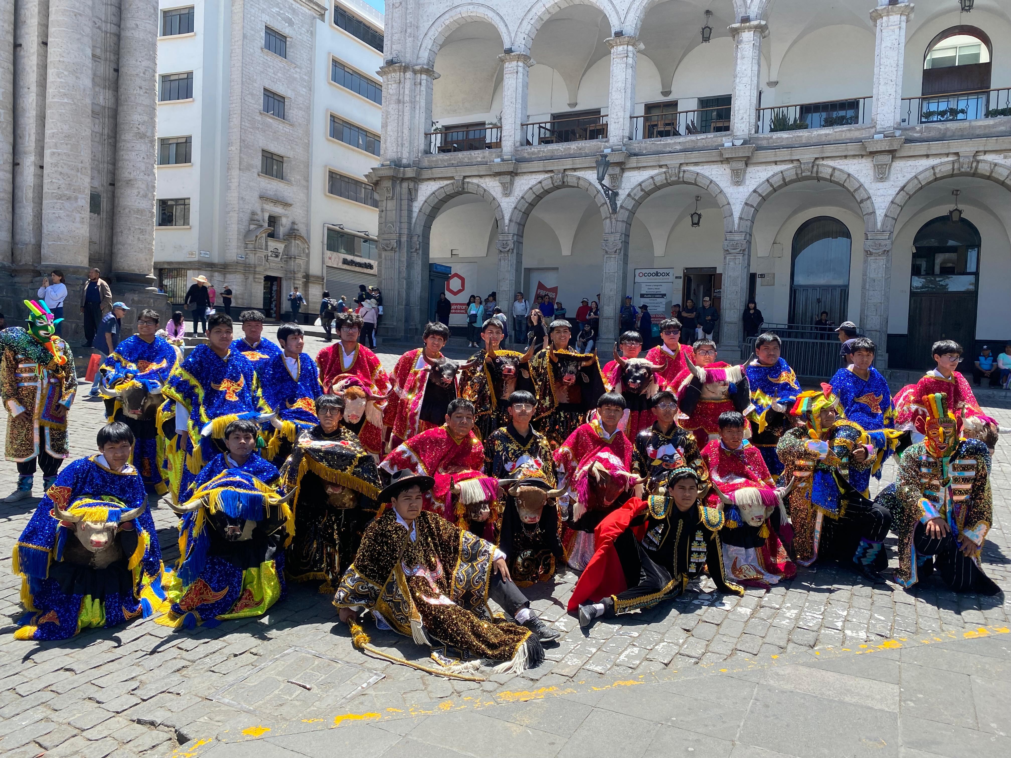 Colorido pasacalle abre actividades rumbo al Bicentenario del Colegio Independencia Americana de Arequipa. Foto: Omar Cruz.