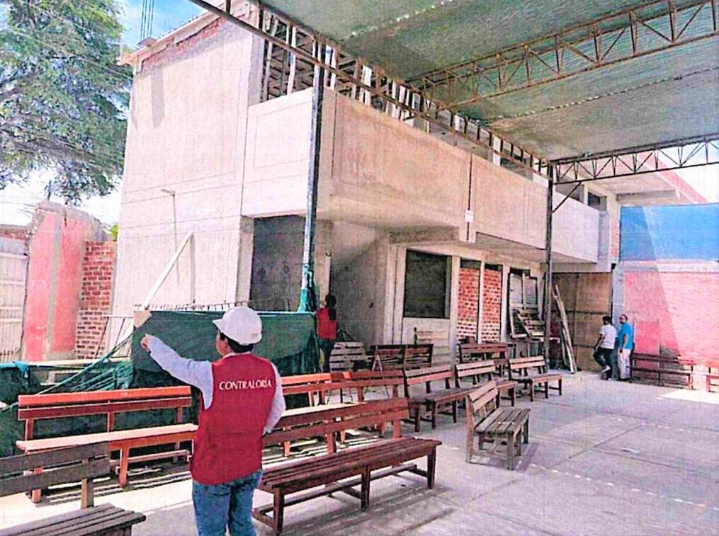 Los auditores del Órgano de Control Institucional de la Municipalidad Distrital de Castilla detectaron rajaduras en los ambientes del colegio José María Escrivá de Balaguer, filtraciones de agua, problemas de tarrajeo, fisuras en los pisos de los nuevos ambientes del centro educativo, como es el laboratorio y el área de depósito de libros.