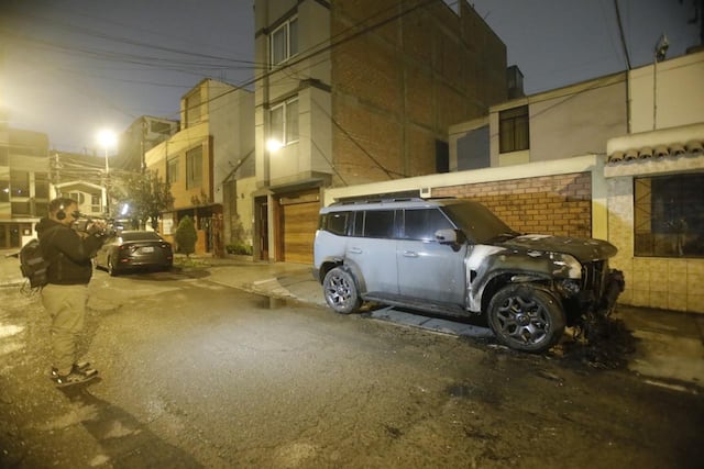 Desconocidos queman camioneta de empresario en Los Olivos. Fotos:@photo.gec