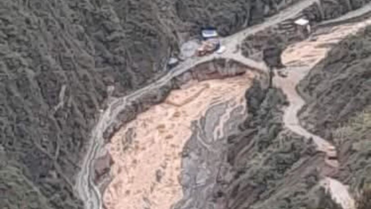 De acuerdo a algunos testigos, indicaron que menor junto a un niño trataron de cruzar un puente artesanal que terminó colapsando.