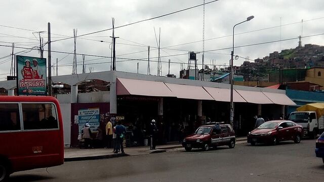 Policía y militares controlan mercados en Mariano Melgar