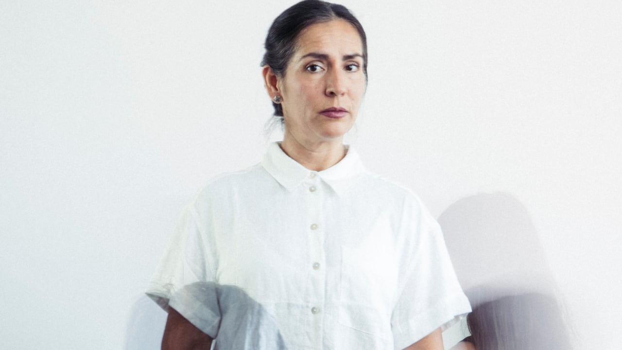 La propuesta teatral explora la violencia doméstica y la fragilidad de los vínculos humanos a través de un monólogo íntimo y reflexivo.