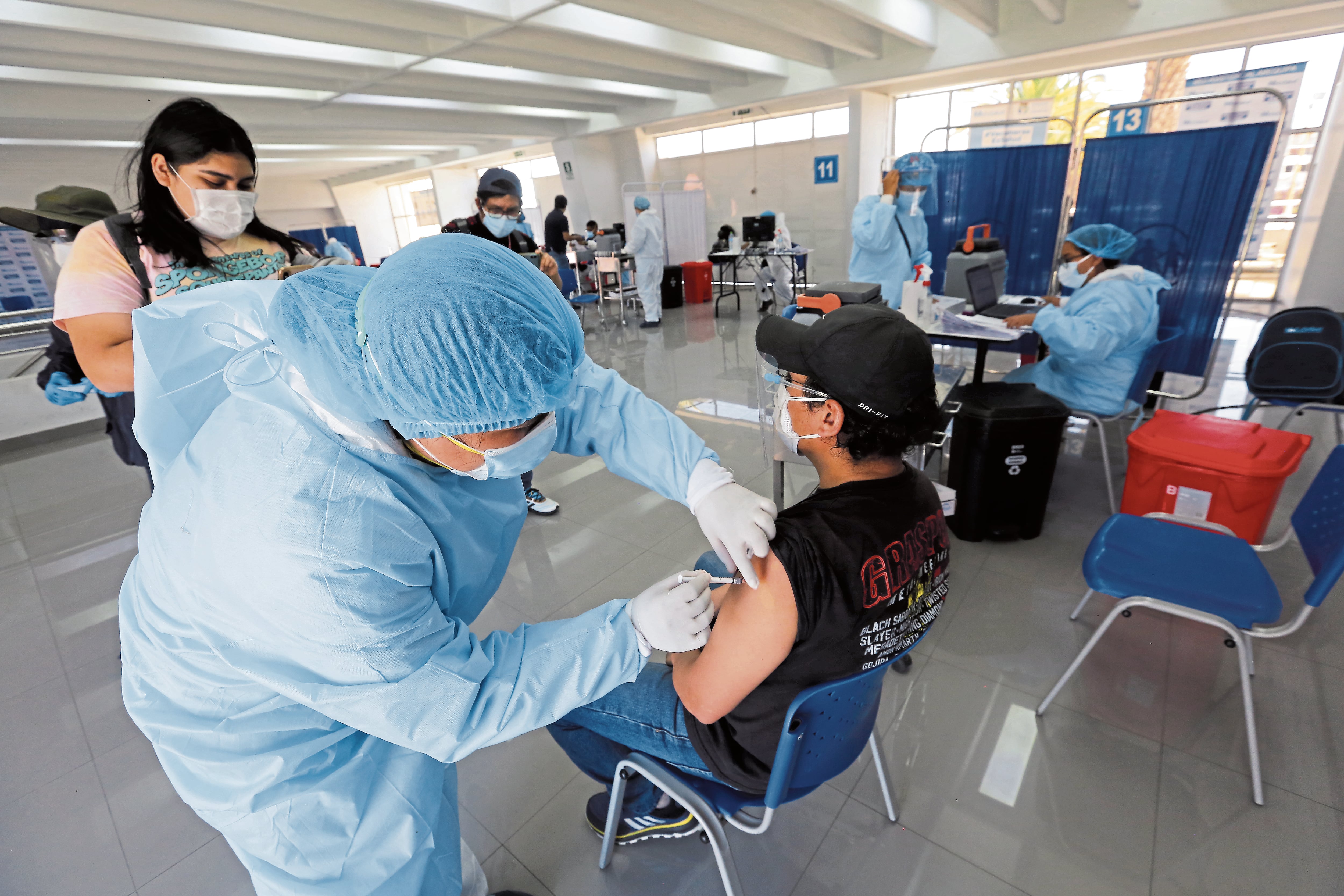 Según datos del Minsa, a la semana 30 personas se vacuna contra la Covid-19 (Foto: GEC)