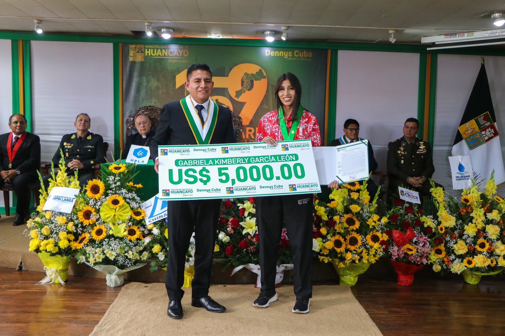 Alcalde junto a marchista Kimberly García