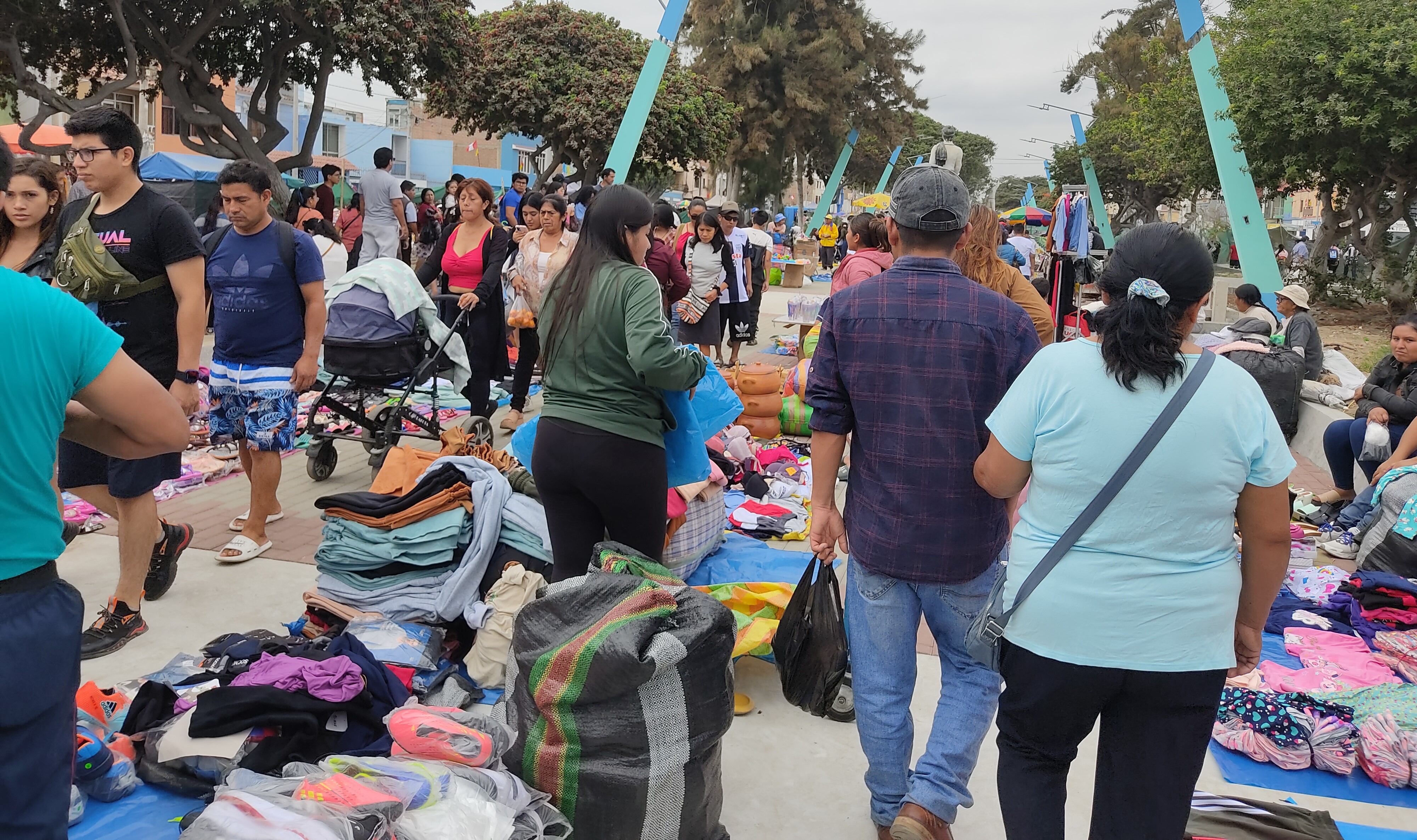 Vendedores utilizaron pistas y veredas para ofrecer sus productos aprovechado la festividad por San Pedrito.