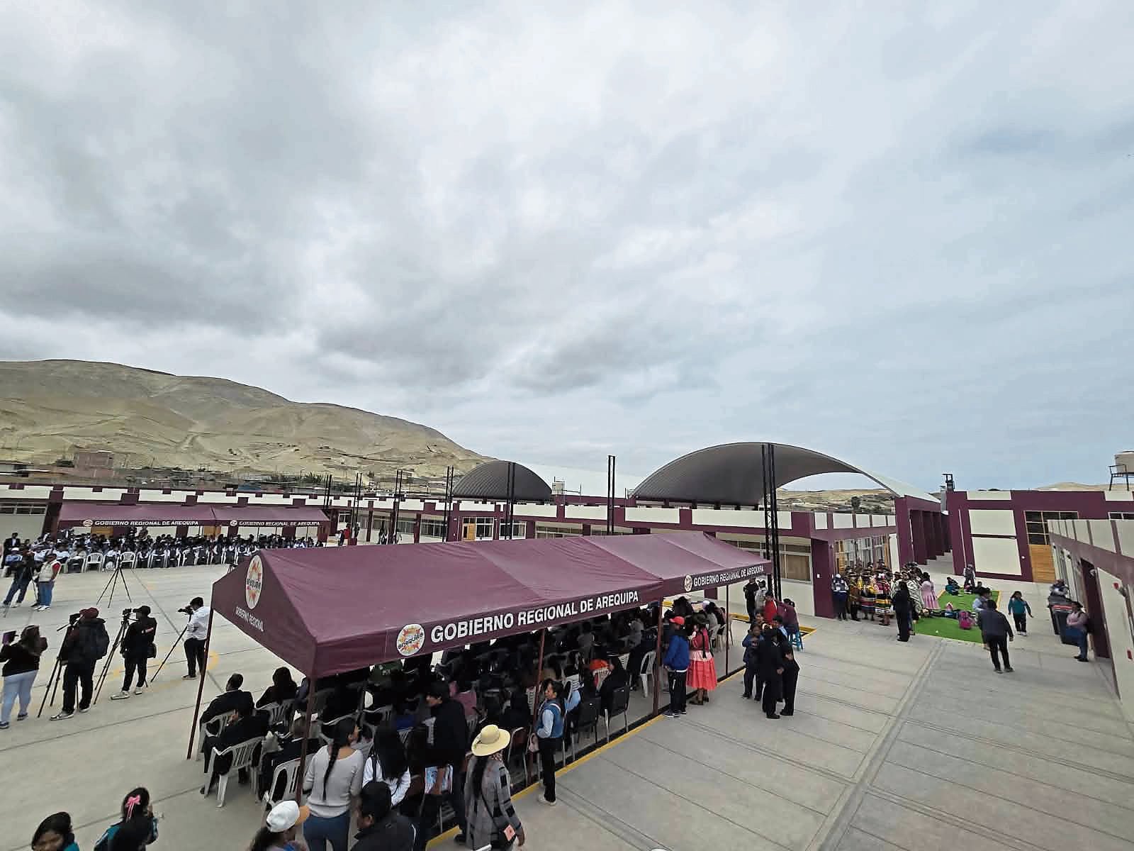 En Camaná (Arequipa) son 3 los colegios que faltan entregar. Foto: Camaná GO.