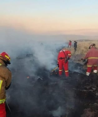 La emergencia se registró en sectores de Tiquillaca y Totorani, en Puno. Una mujer de 80 años murió alcanzada por el fuego y su pareja sufrió severas quemaduras.