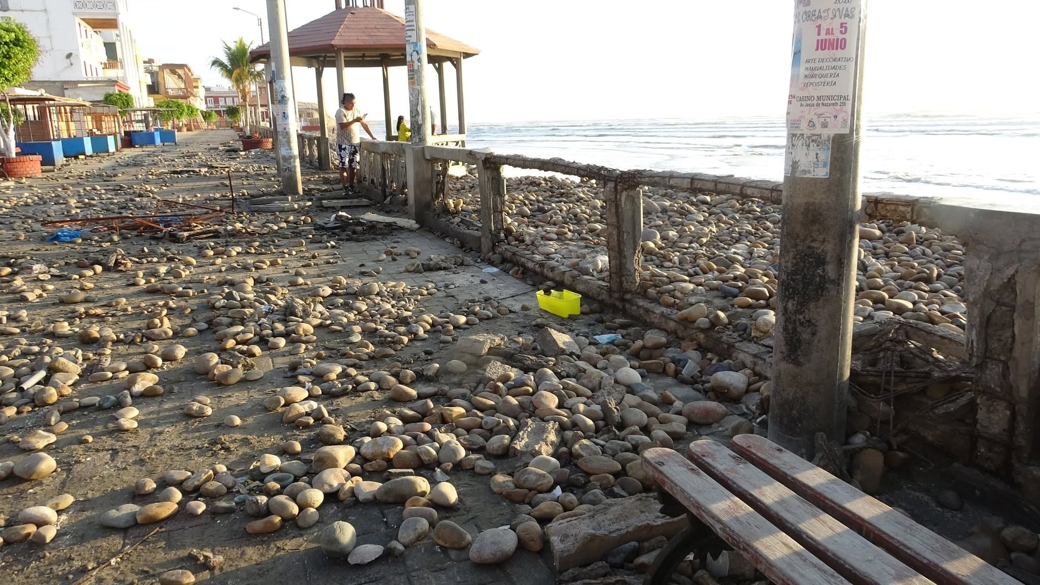 Fuerza de las olas trajeron piedras en la zona peatonal. (Foto: CANAL 20 Pacasmayo)