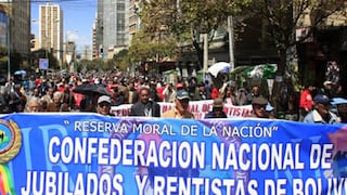 Bolivia: Jubilados marchan exigiendo a Evo Morales bonos extras