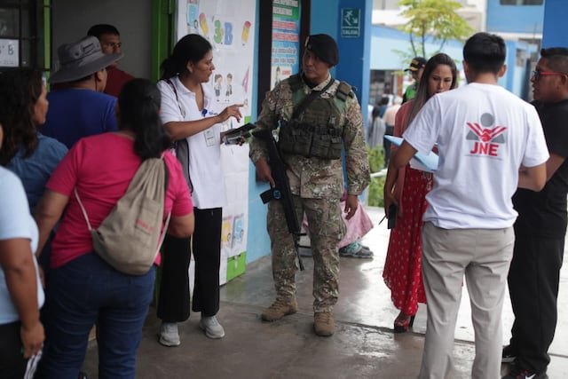 Se apertura las mesas de sufragio en el colegio San Luis Gonzaga de SJM, personas aún tienen quejas por el trabajo del personal de ONPE (Fotos: Julio Reaño/@photo.gec)
