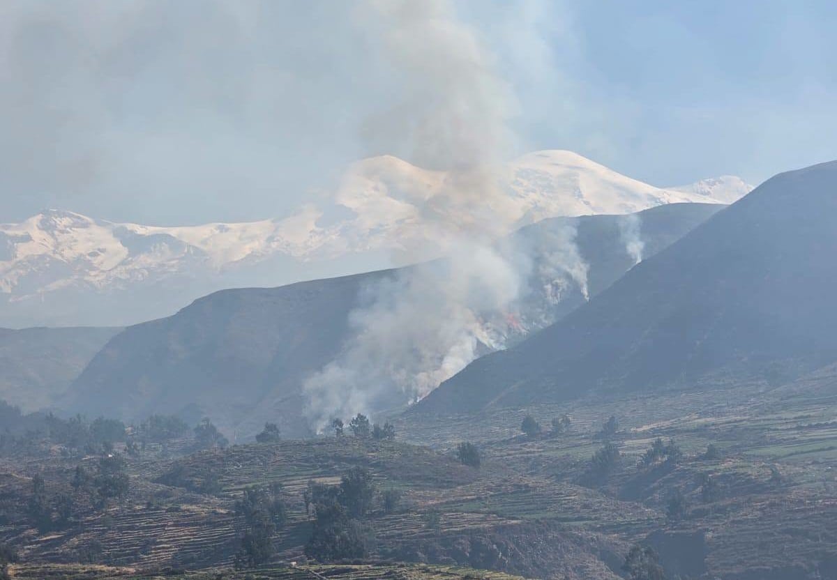 Incendio forestal en Pampacolca y pobladores tratan de controlarlo