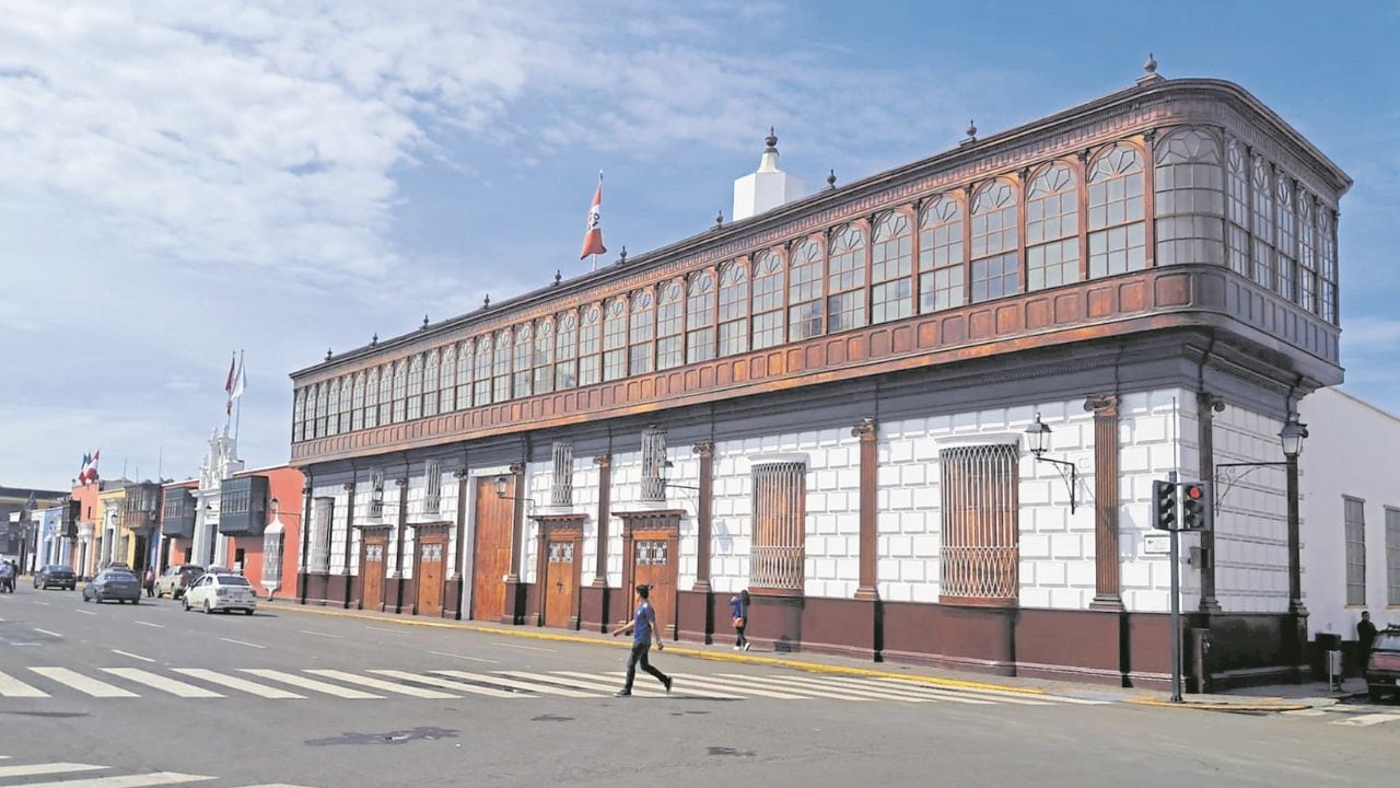 Una comisión integrada por representantes de diversas entidades realizó una inspección ocular y observó fisuras en los techos, desnivel en los pisos, hundimiento de paredes y humedad en los muros. Ante ello, el gerente del Gobierno Regional de La Libertad, Martín Namay, dispuso el cierre temporal del local.