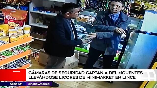 Cámaras de Lince captan a 'tenderos' llevándose licores de un minimarket (VIDEO)