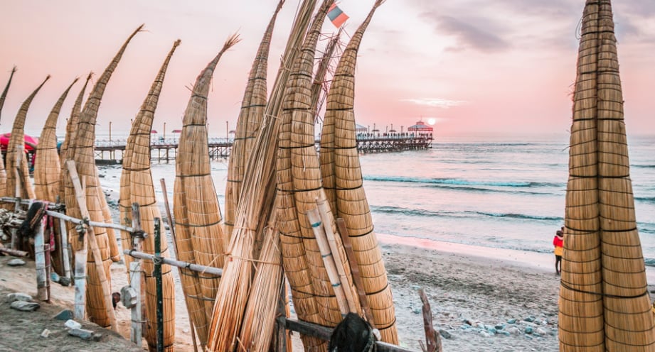 Balneario destacó por sus ancestrales caballitos de totora y sus olas perfectas para practicar el surf. (Foto: denomades)