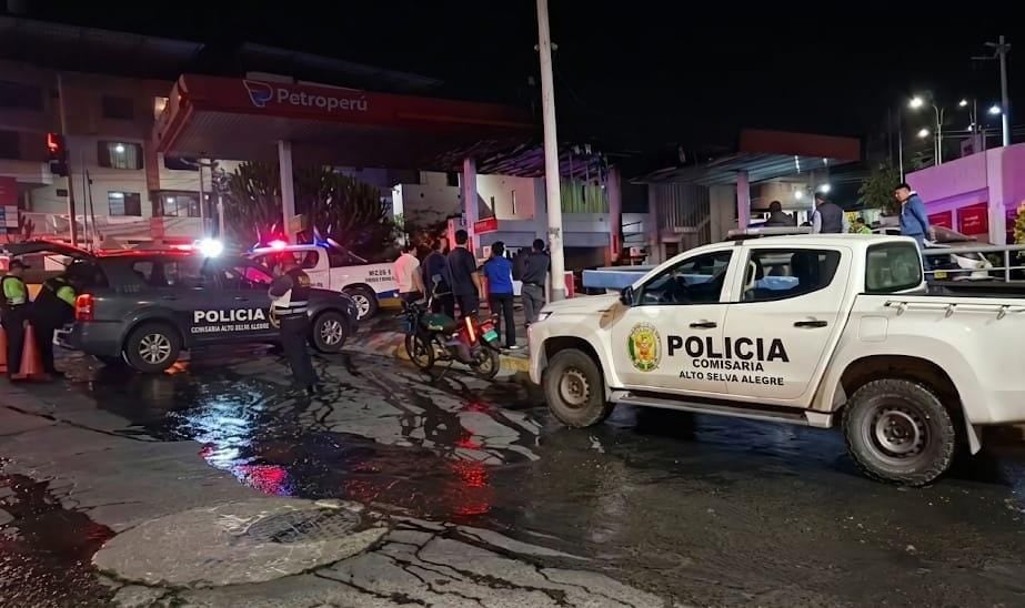 Incendio en grifo de Arequipa desata terror al quemarse dos vehículos (Foto:GEC)