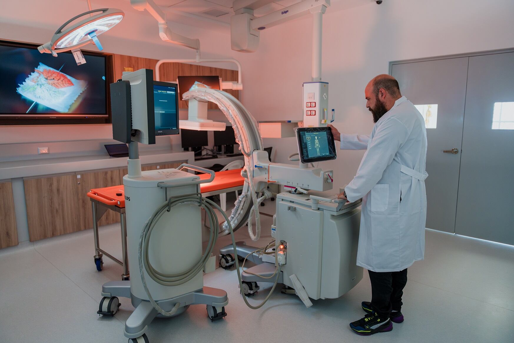 El laboratorio que busca transformar la formación médica e impulsar la investigación científica, contribuirá con algunos de los principales desafíos que enfrenta el Perú, la escasez de personal médico y la actualización continua.