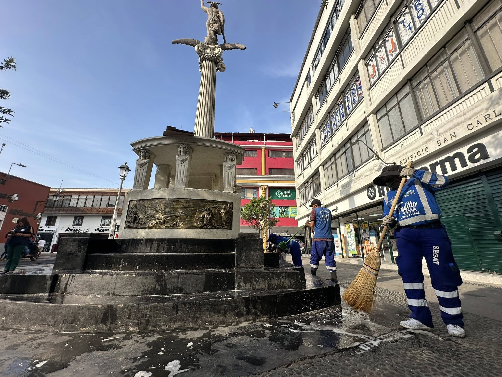 Conocida en sus orígenes como Plazuela de Aranda y después como Plazuela del Comercio, se ubica entre las intersecciones de los jirones Gamarra y Bolívar, y refleja el pasado mercantil de esta parte de la ciudad y su vínculo con la élite local.