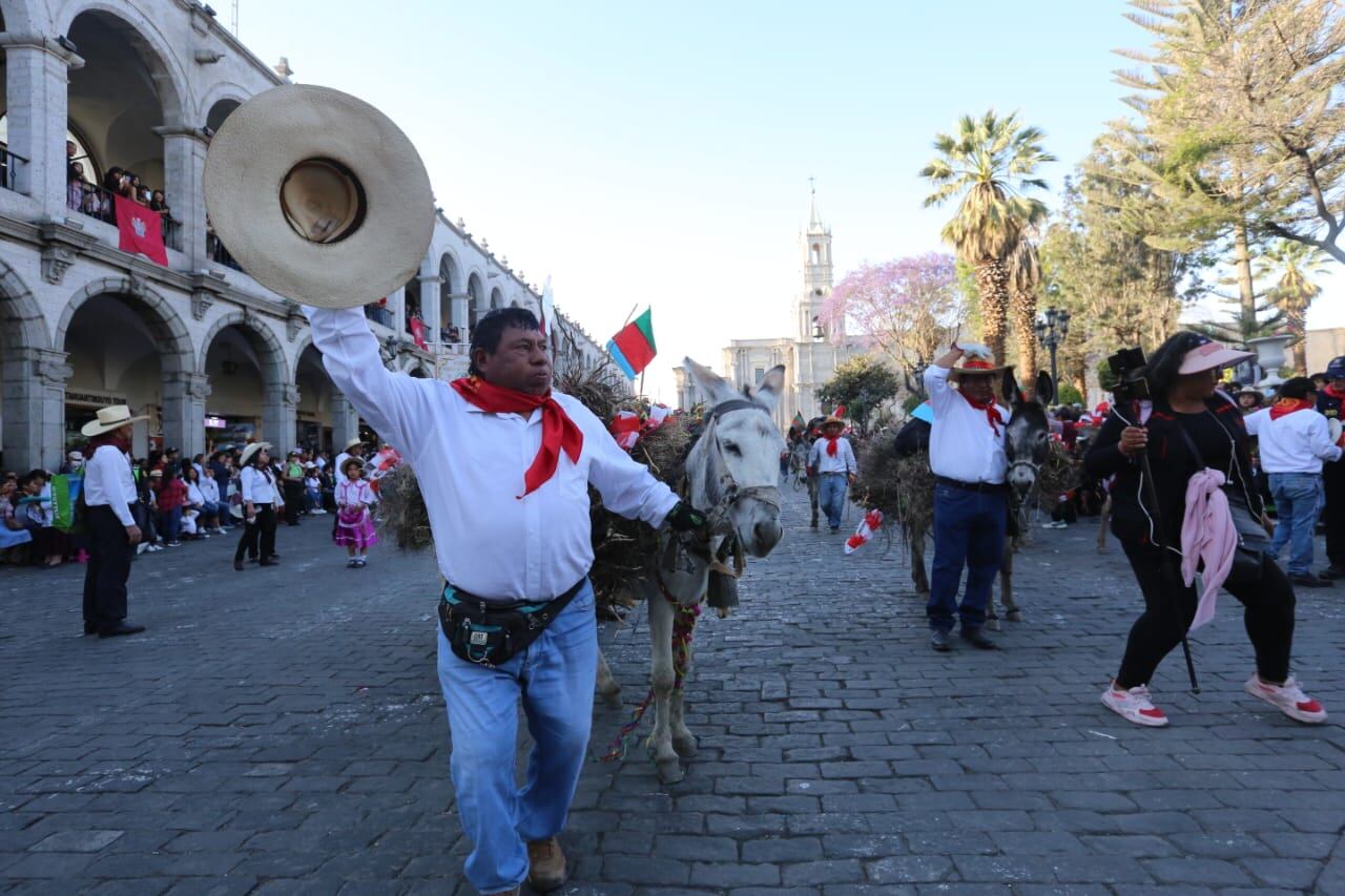 Tradicional saludo de la población caymeña por el aniversario de Arequipa. (Foto: Leonardo Cuito)