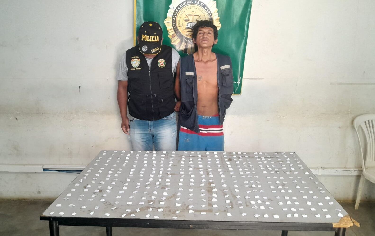 Se trata de Alex Suárez Guerrero (38) quien fue intervenido con 368 envoltorios de PBC por lo que fue trasladado al complejo policial Jorge Taipe